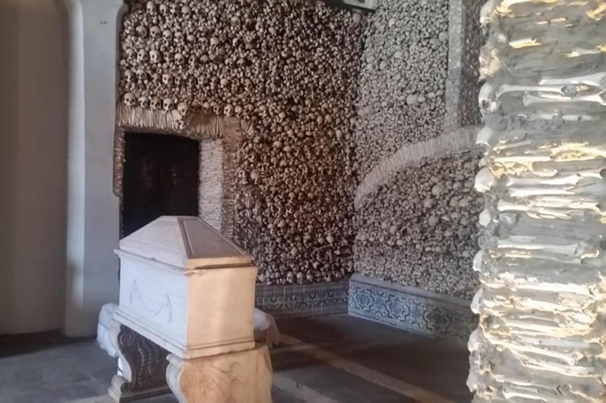 una stanza con un muro di pietra con un camino