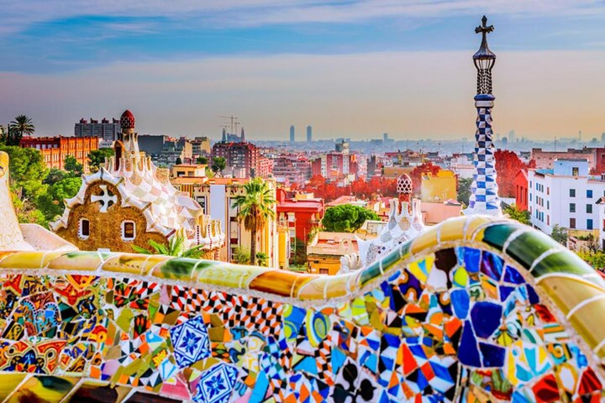 uma vista de uma cidade com mosaicos em um edifício
