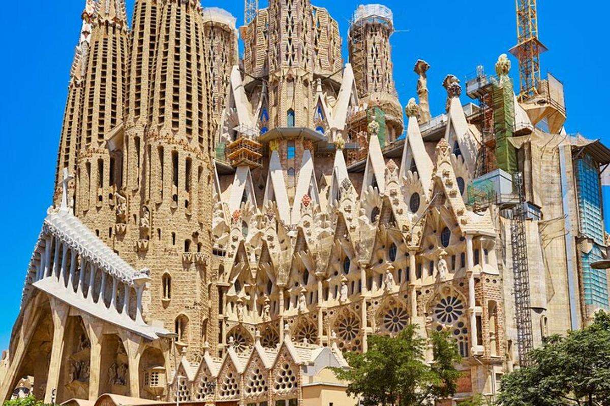 um grande edifício com muitas torres no topo