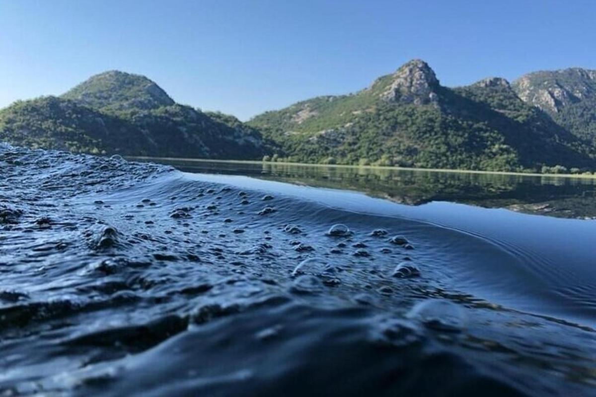 suur veekogu, mille taustal on mäed