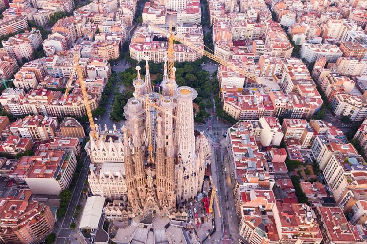 uma vista aérea de um edifício alto em uma cidade