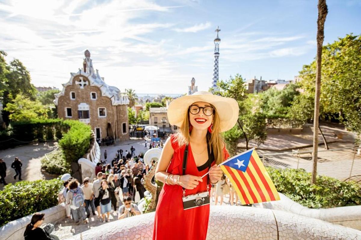 uma mulher de chapéu segurando uma bandeira americana