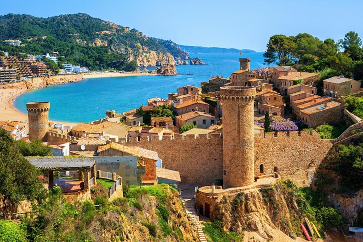 uma vista de uma cidade com uma praia e um castelo