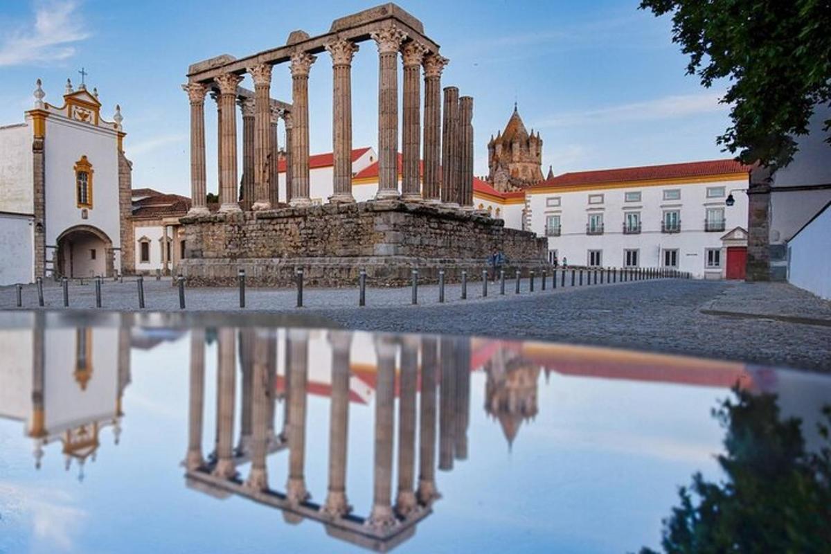 starobylá budova s odrazem ve vodě