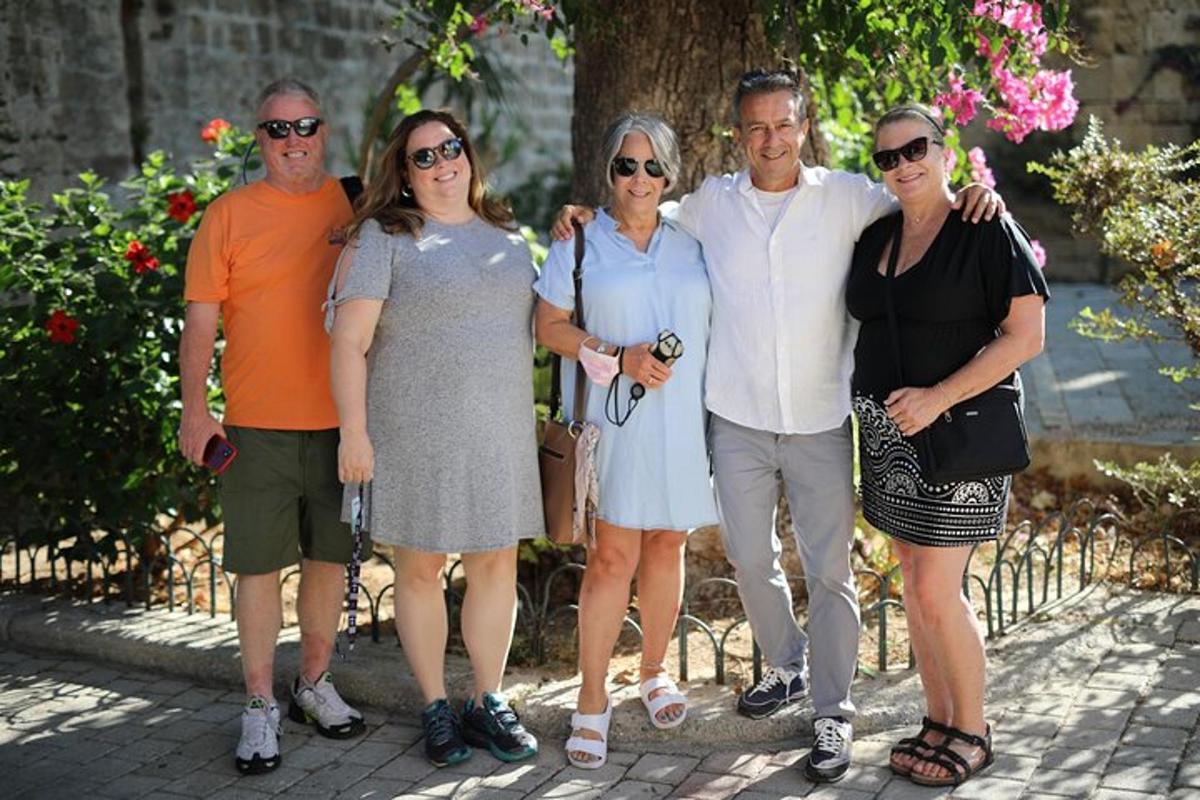 skupina lidí pózujících pro fotografii