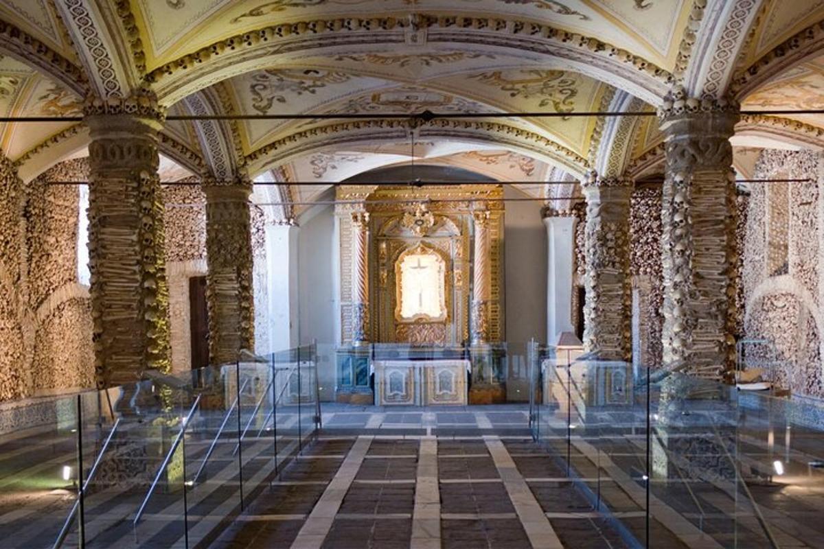 hoones asuv klaasist koridoriga kaunistatud tuba