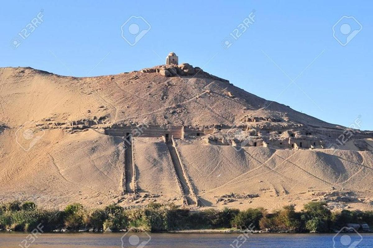 une montagne avec une croix au sommet