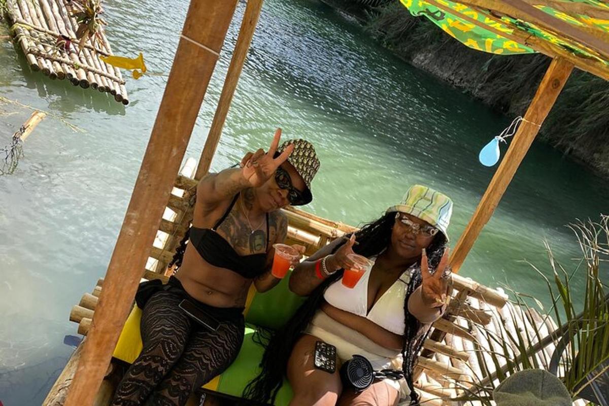 dua wanita duduk di atas rakit di dalam air