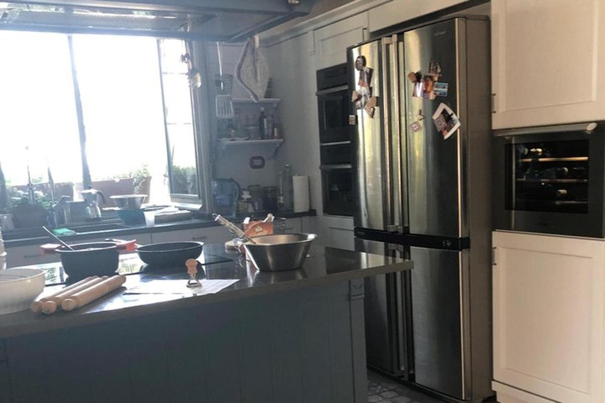 uma cozinha com uma geladeira de aço inoxidável