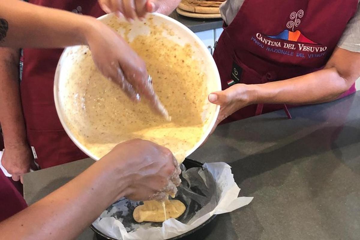 una persona che prepara il cibo in una ciotola su un tavolo