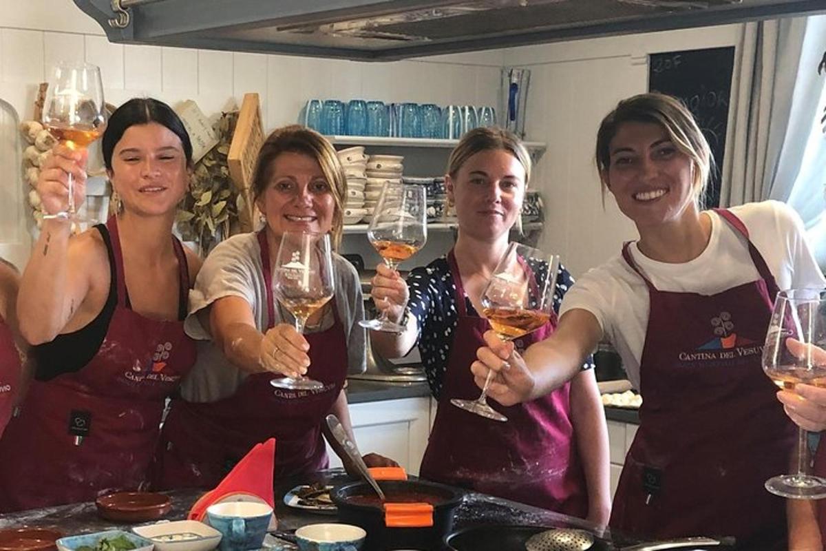 um grupo de mulheres segurando taças de vinho