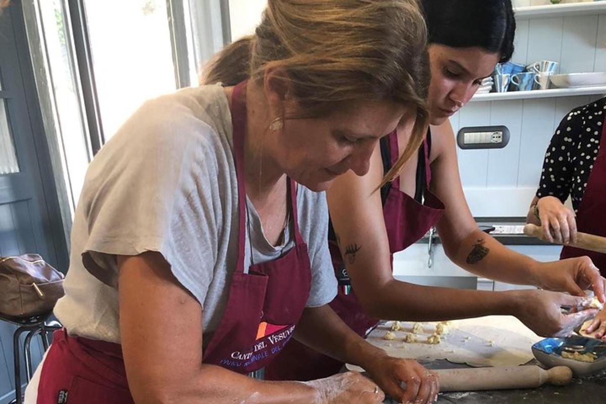 un uomo e una donna che preparano il cibo in cucina