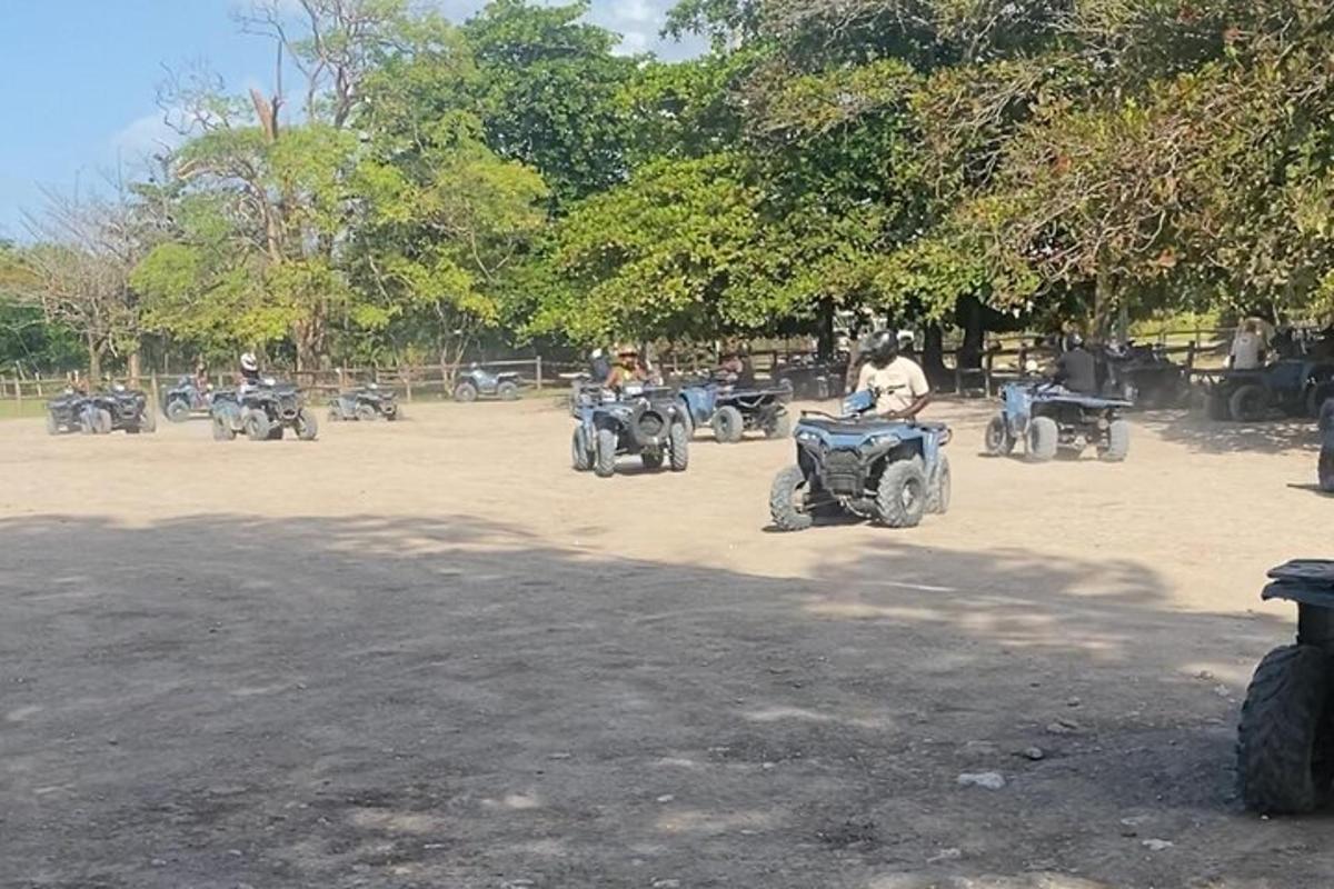 isang grupo ng mga tao na nakasakay sa mga atv sa isang dumi