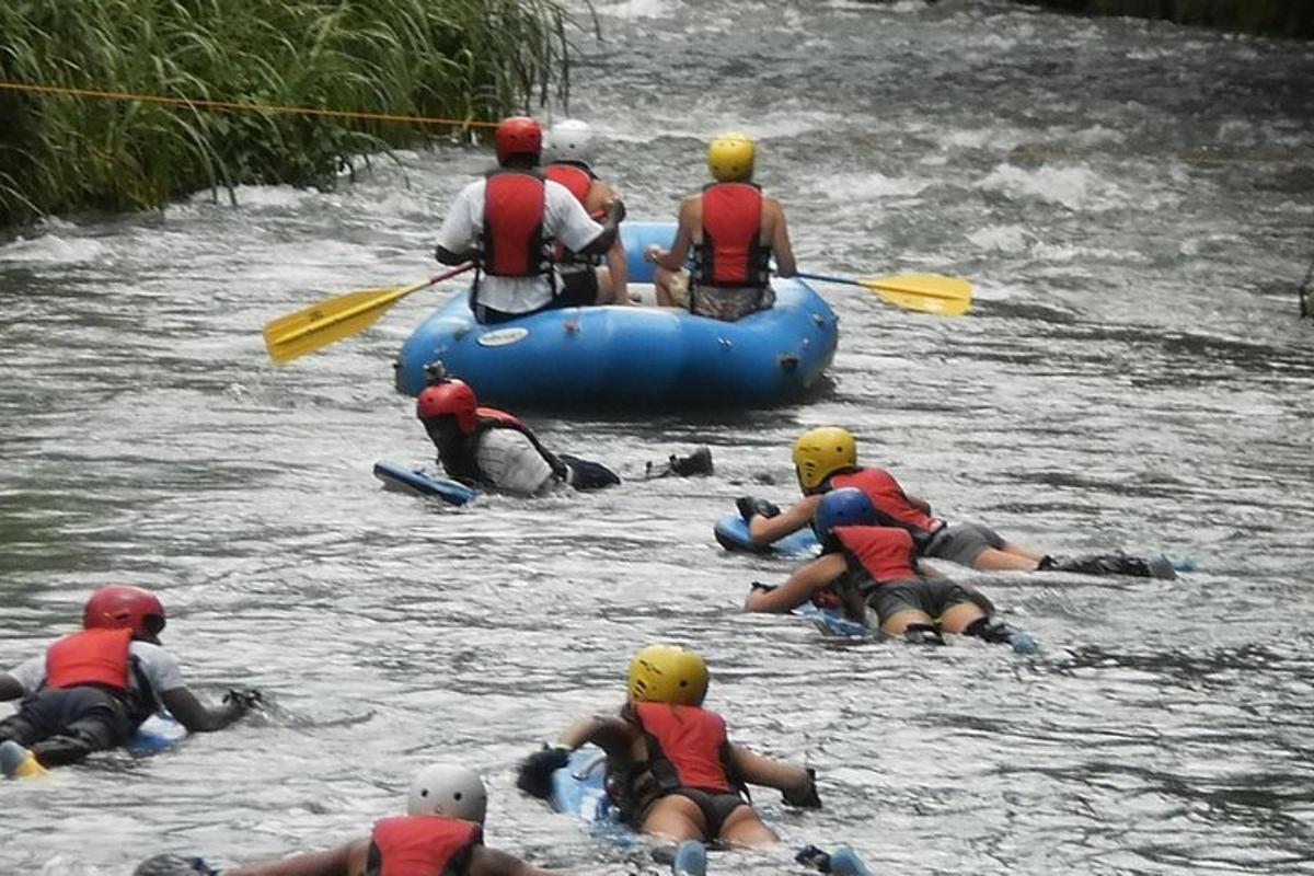 un grup de persones fa ràfting en un riu