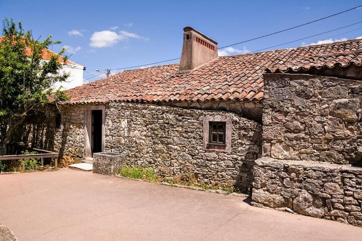 una vecchia casa in pietra con un edificio in mattoni