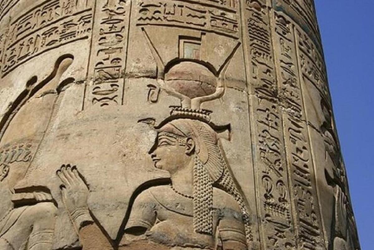 a wall with a statue of aaraoh on it