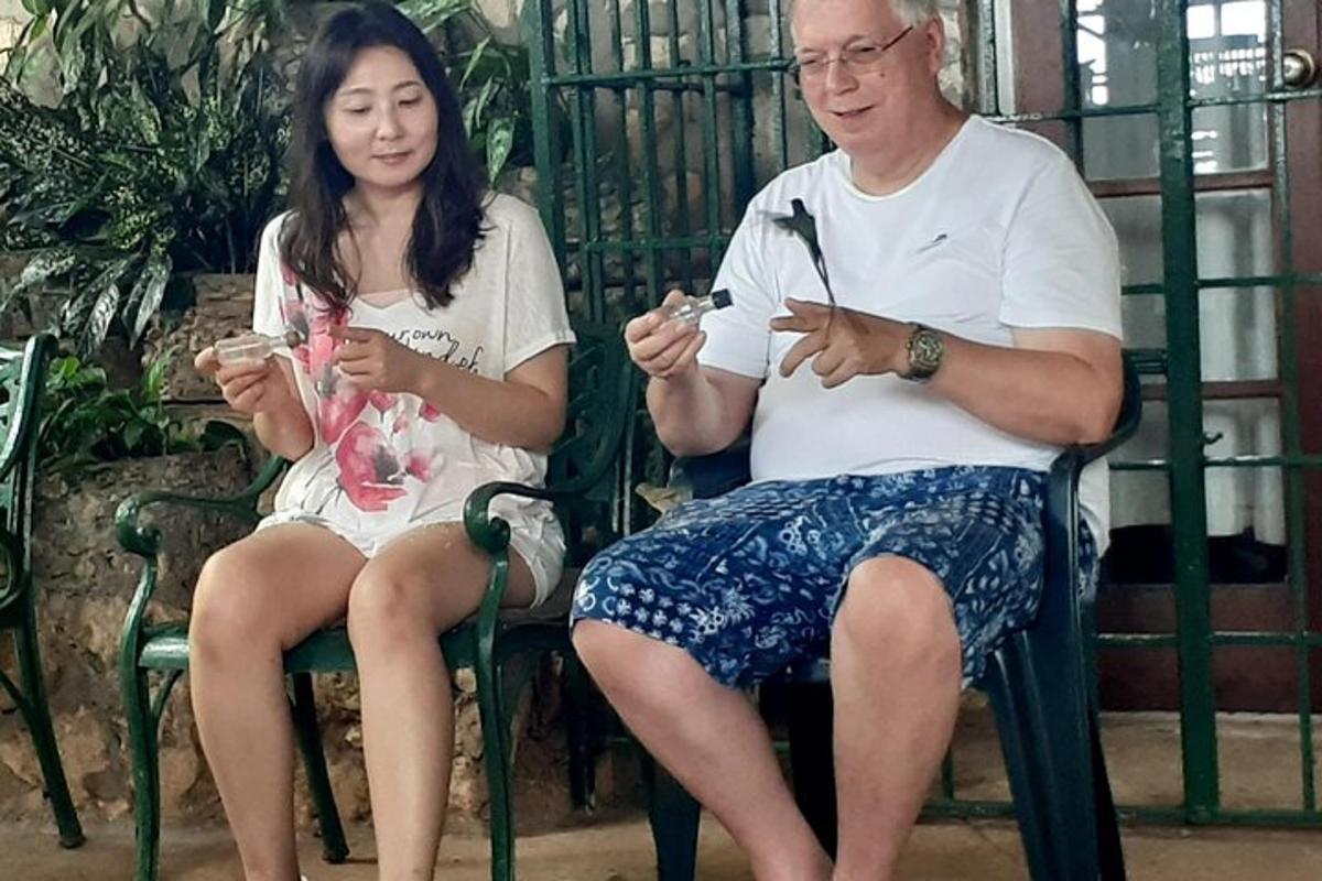 um homem e uma mulher sentados em um banco