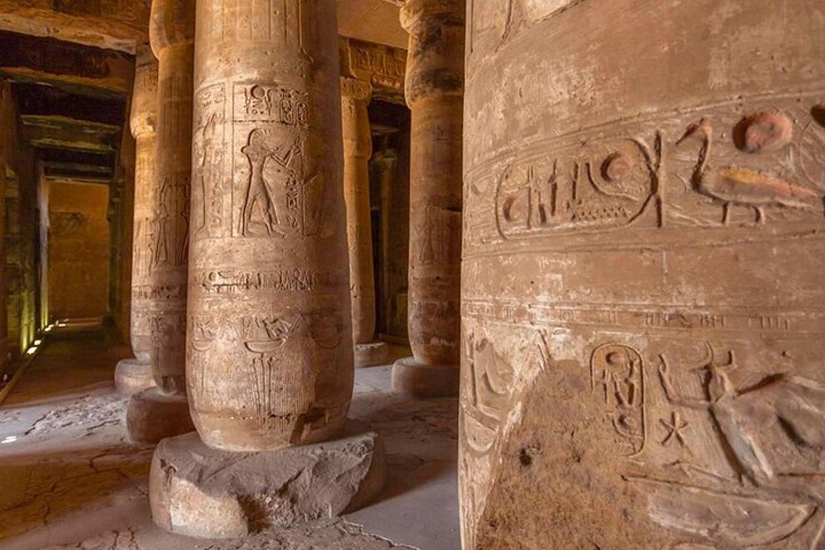 Una gran columna en un edificio con escritura en ella.