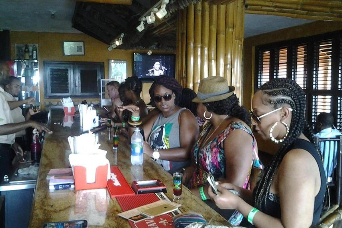 sekumpulan wanita duduk di sebuah bar