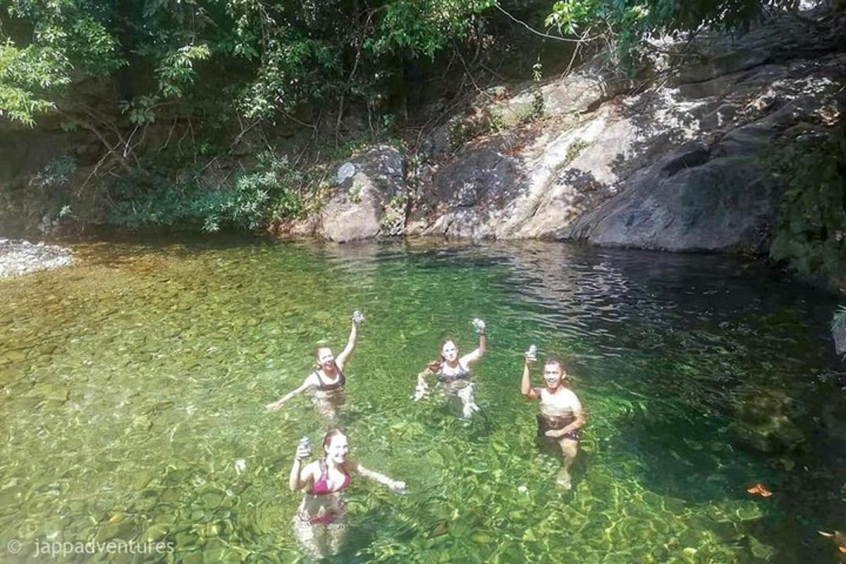 isang grupo ng mga taong lumalangoy sa isang ilog