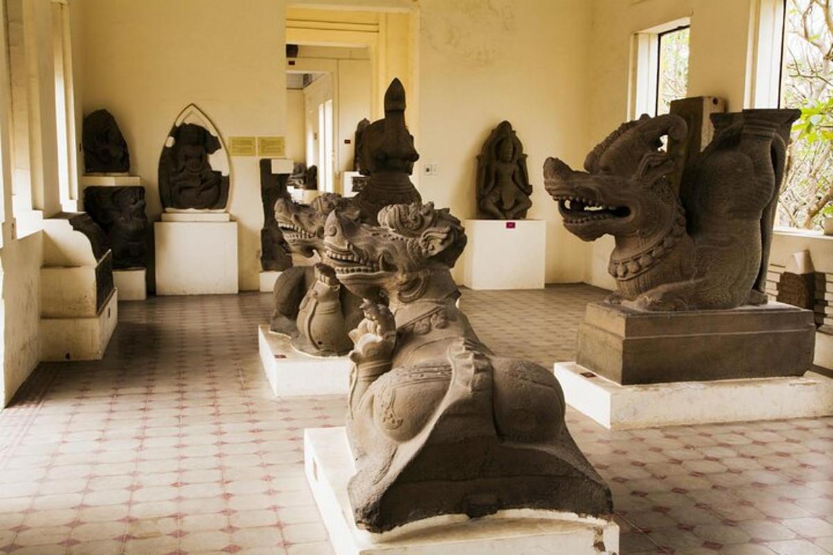 una sala amb estàtues d'animals en un edifici