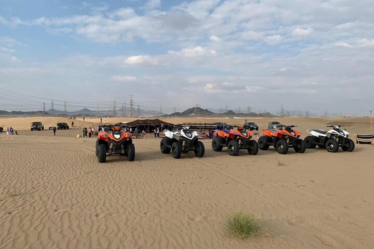 Un grupo de motocicletas estacionadas en el desierto