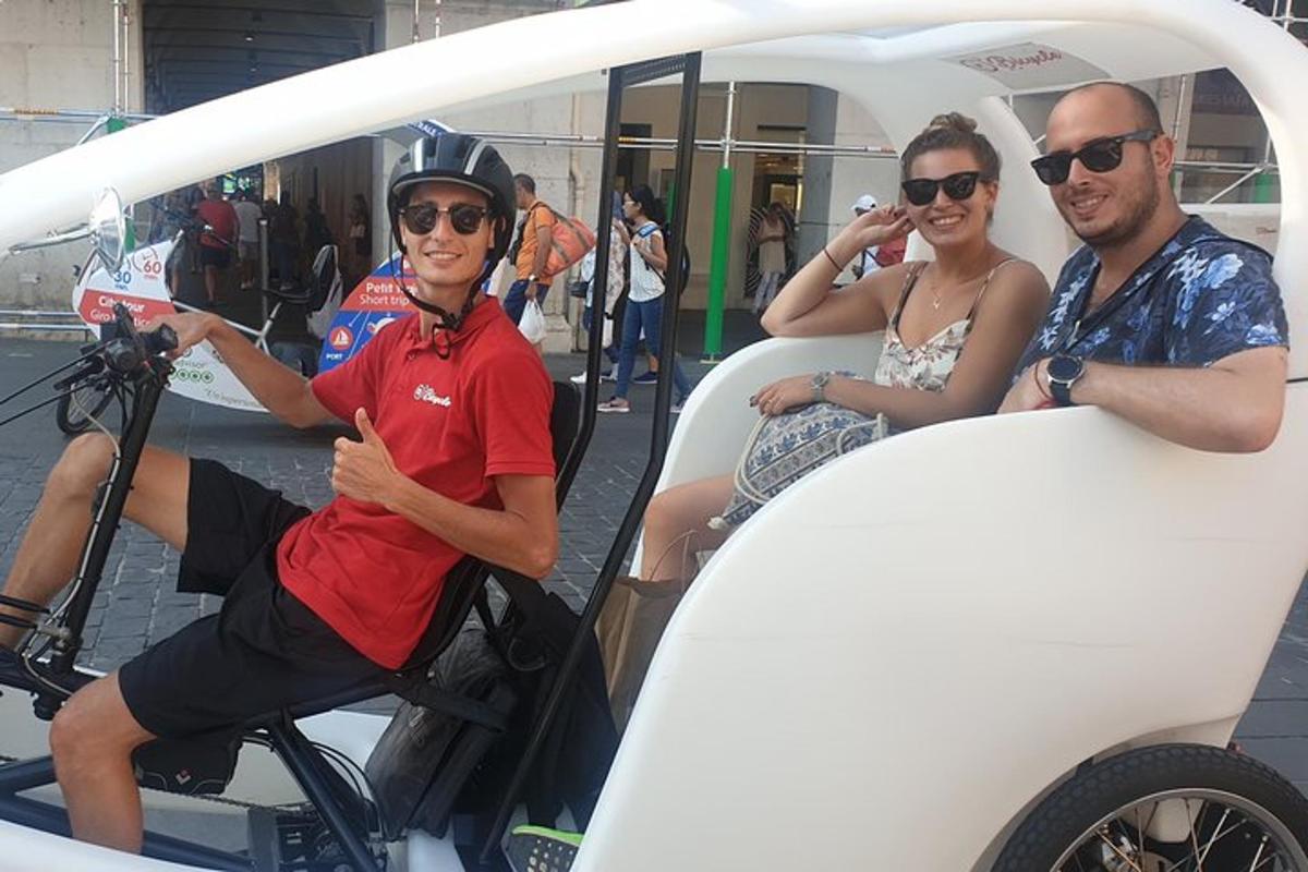 Un grupo de tres personas viajando en un carrito de golf.