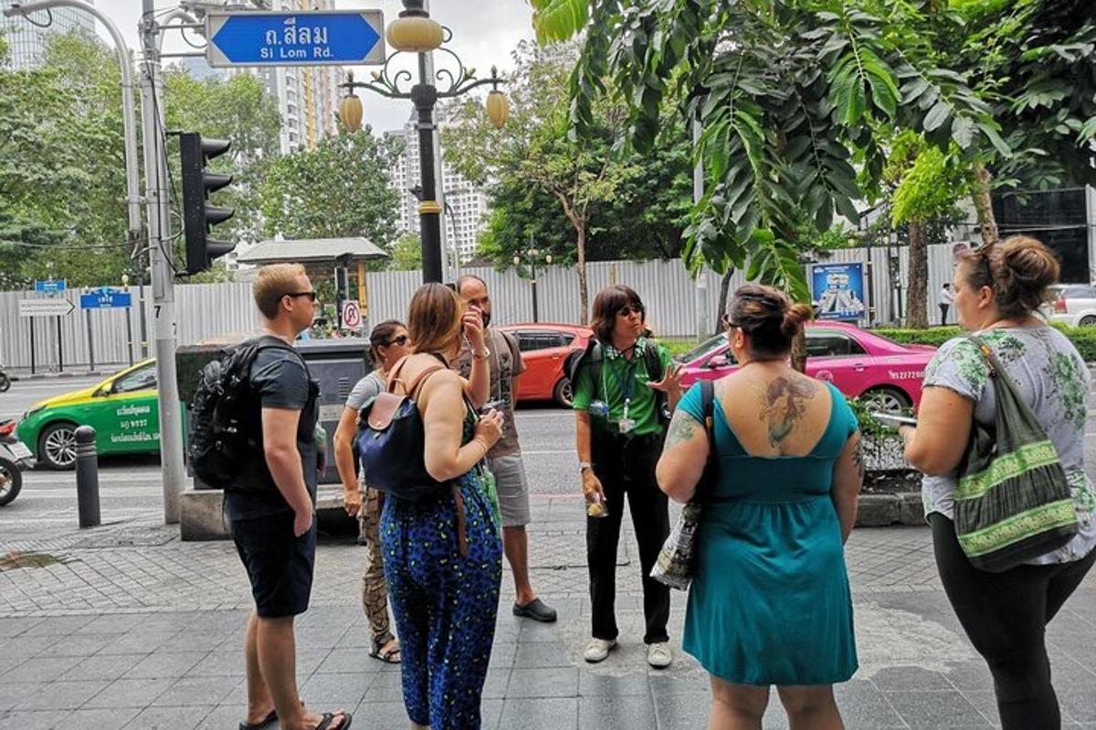 sekumpulan orang berdiri di sudut jalan