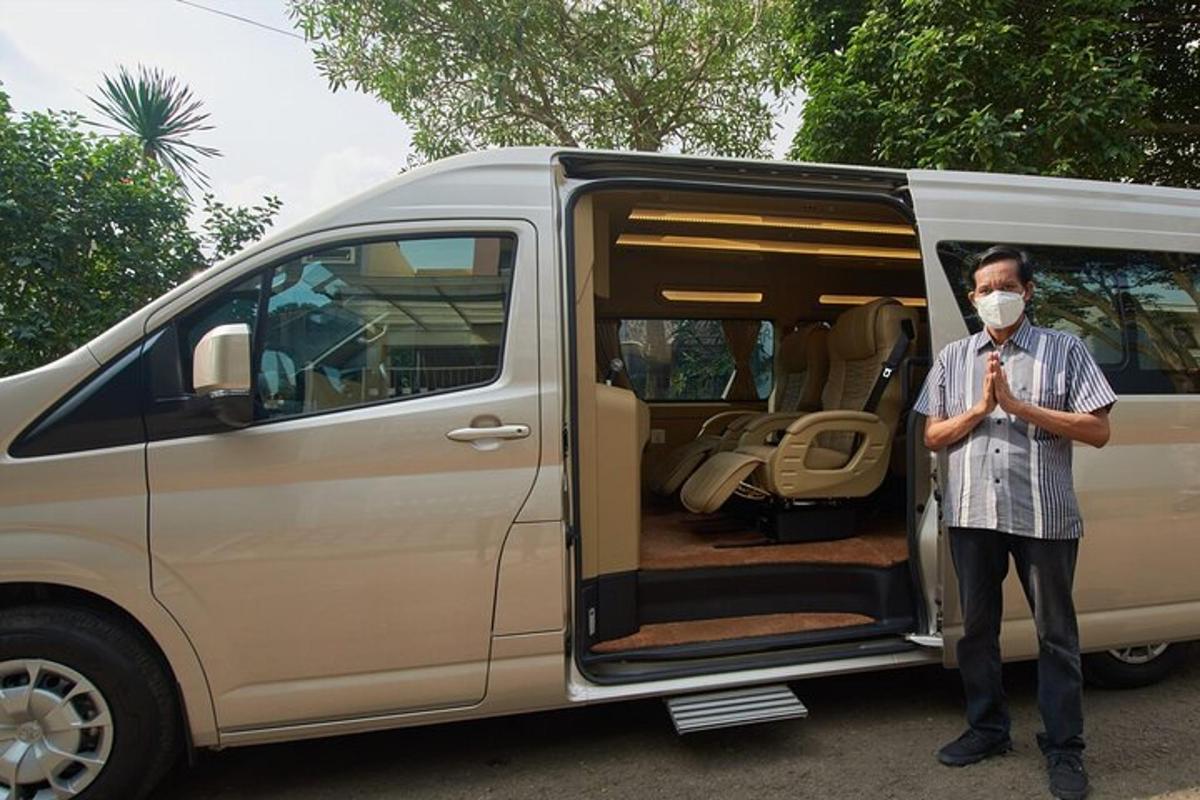 seorang lelaki bertopeng berdiri di sebelah van