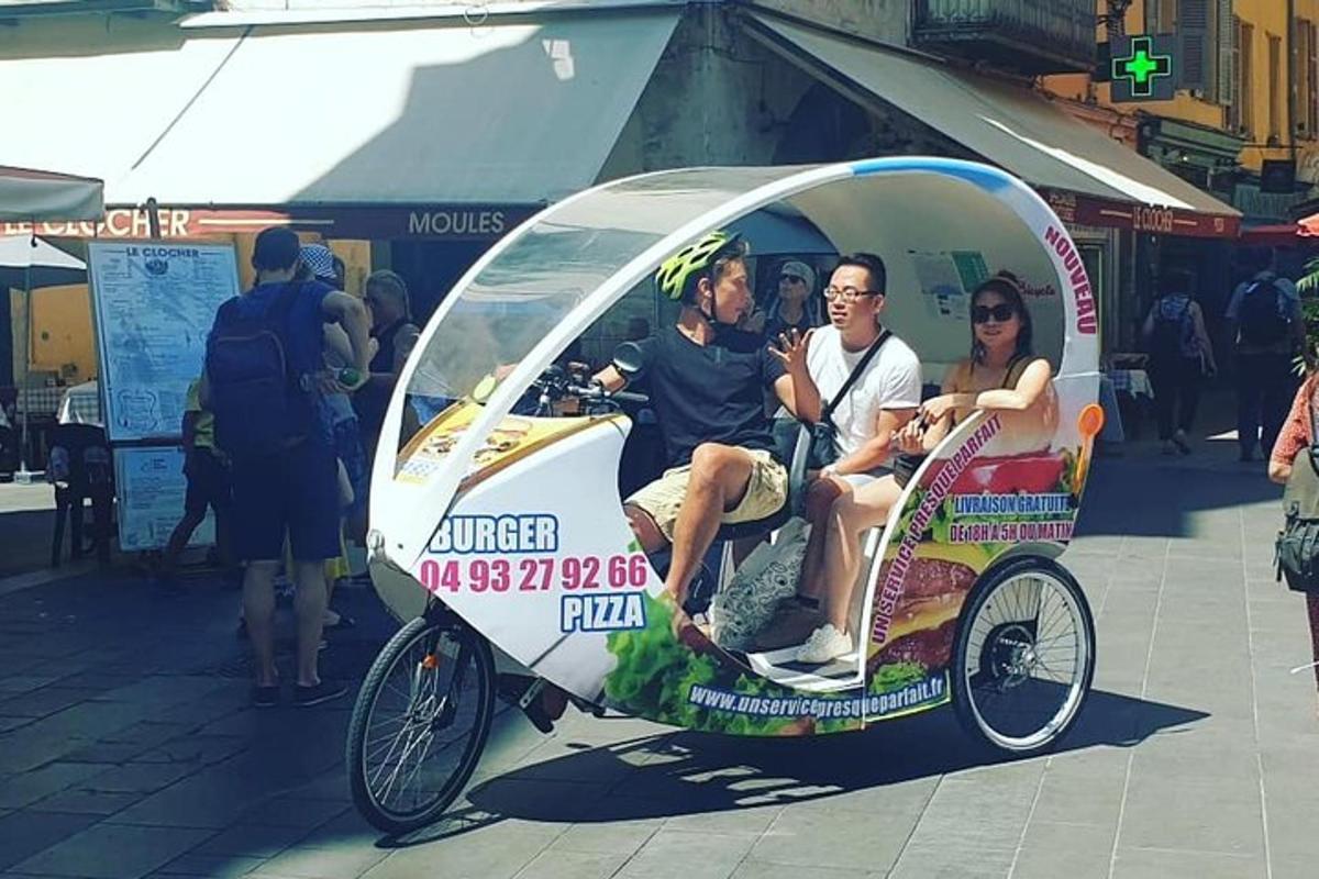 un grupo de personas sentadas en un carrito de comida