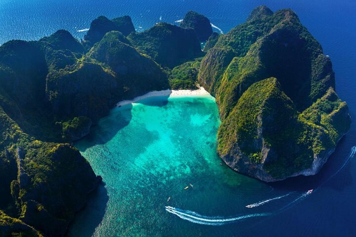 pemandangan udara pantai antara dua gunung
