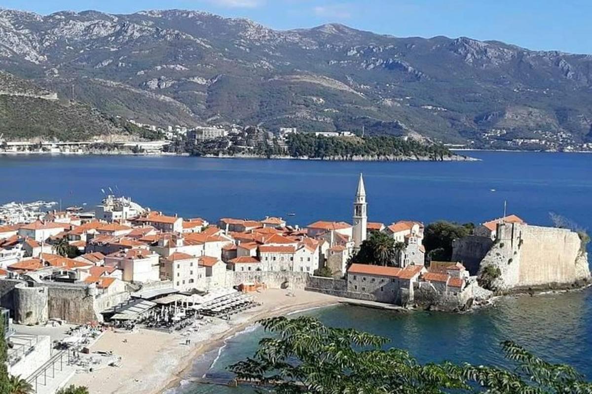 mesto na obali velikega vodnega telesa