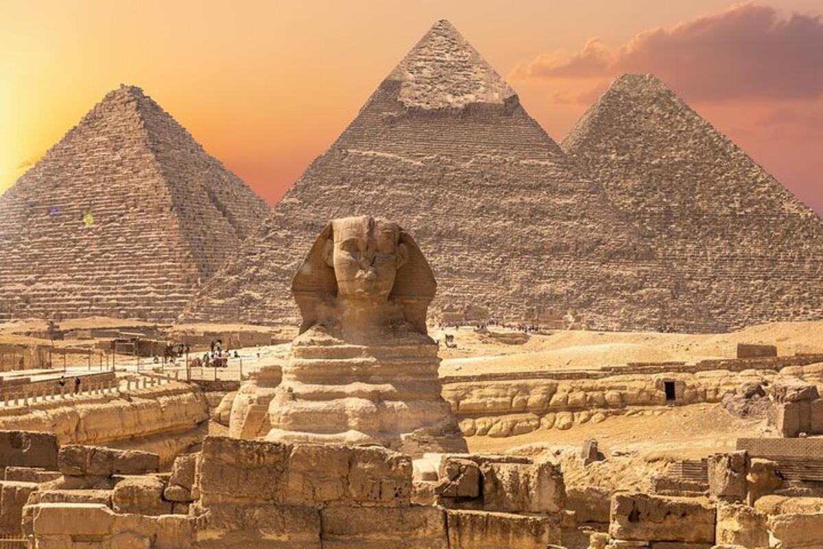 una statua alle piramidi di Giza al tramonto