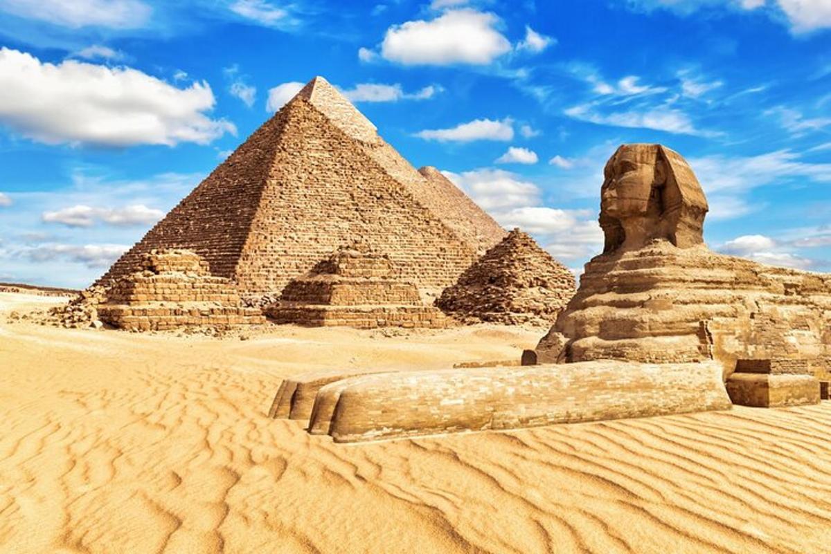 منظر لأهرامات الجيزة وأبو الهول