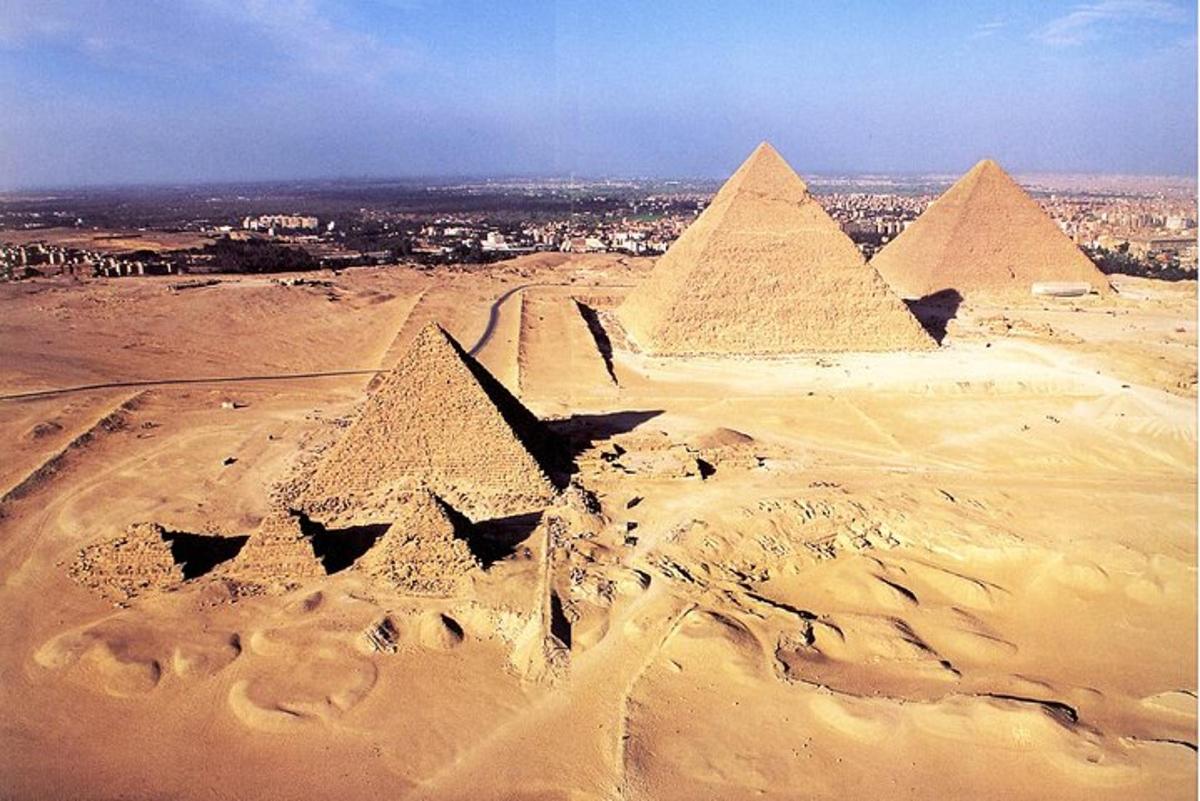 una vista aerea delle piramidi nel deserto