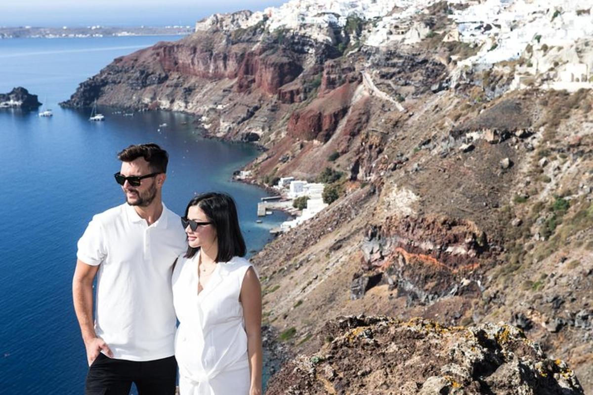 een man en een vrouw staan op de top van een berg