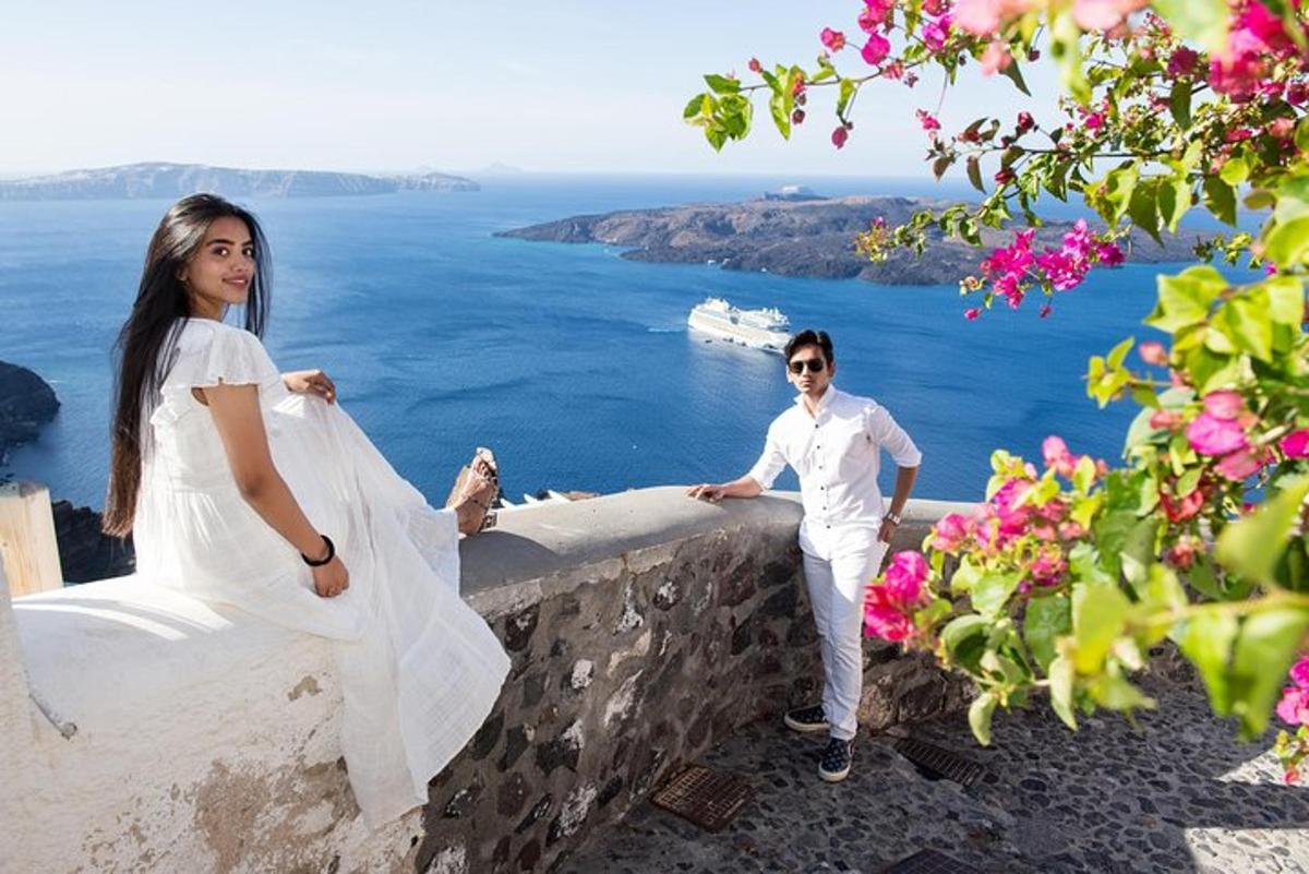 sepasang pengantin berdiri di atas tembok