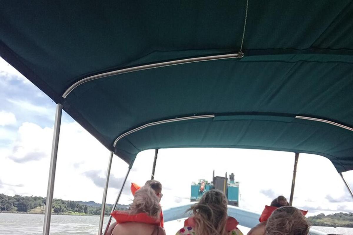 egy csoport ember egy csónakban a vízen