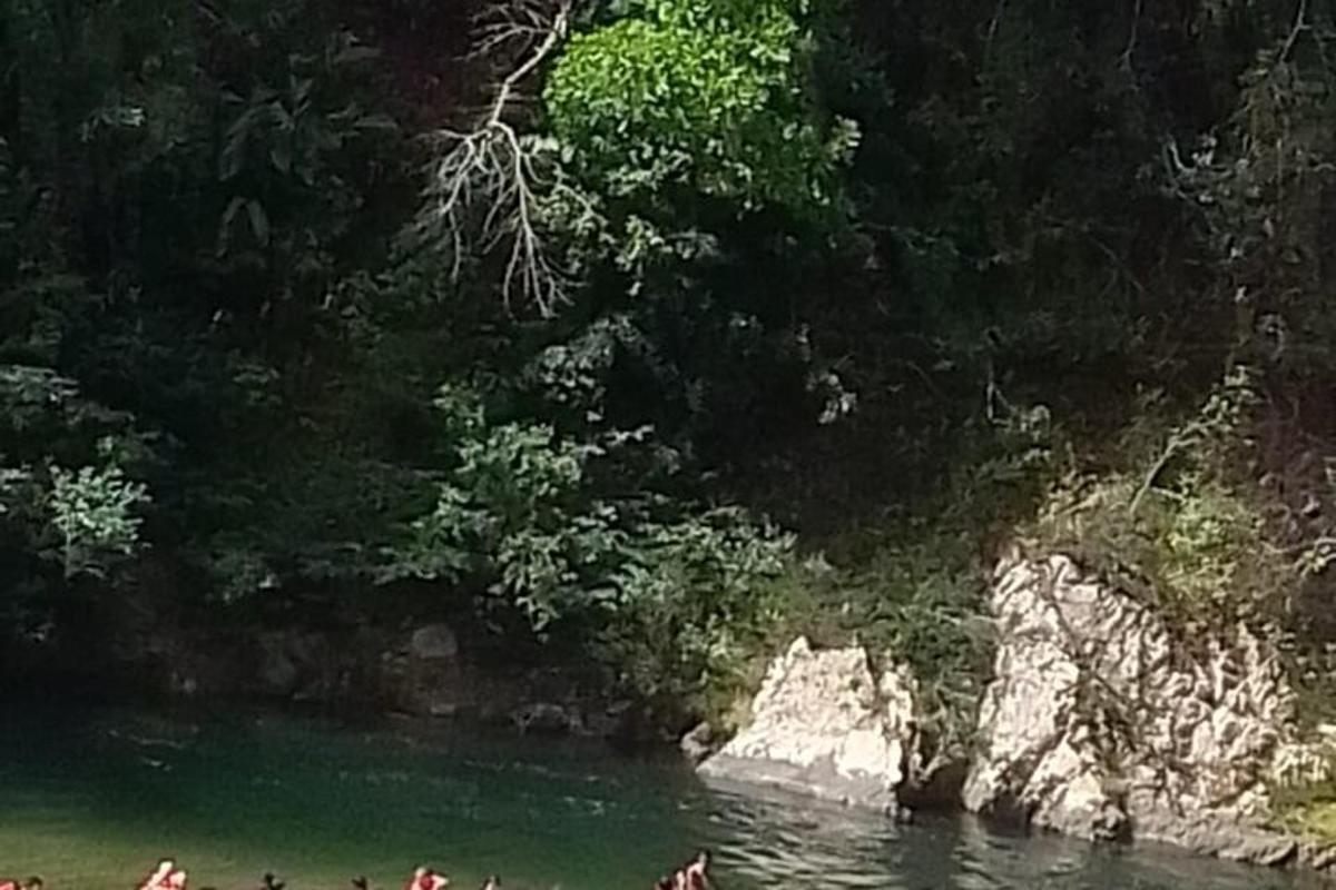 un grupo de personas en el agua de un río