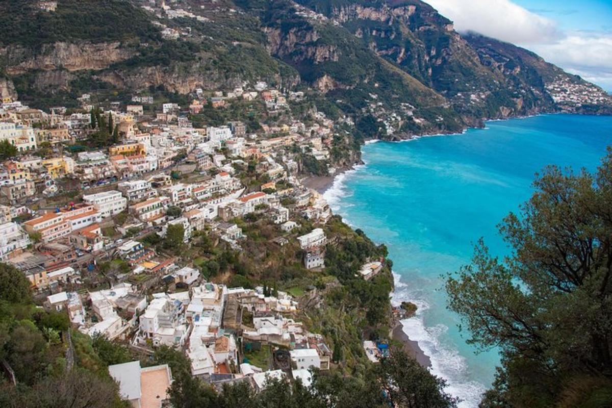 uma vista aérea de uma cidade e do oceano