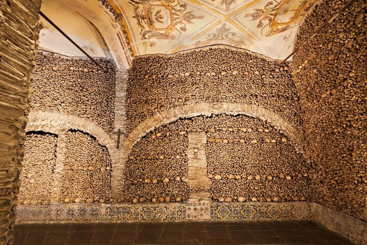 ein großer Raum mit einer mit Münzen bedeckten Wand