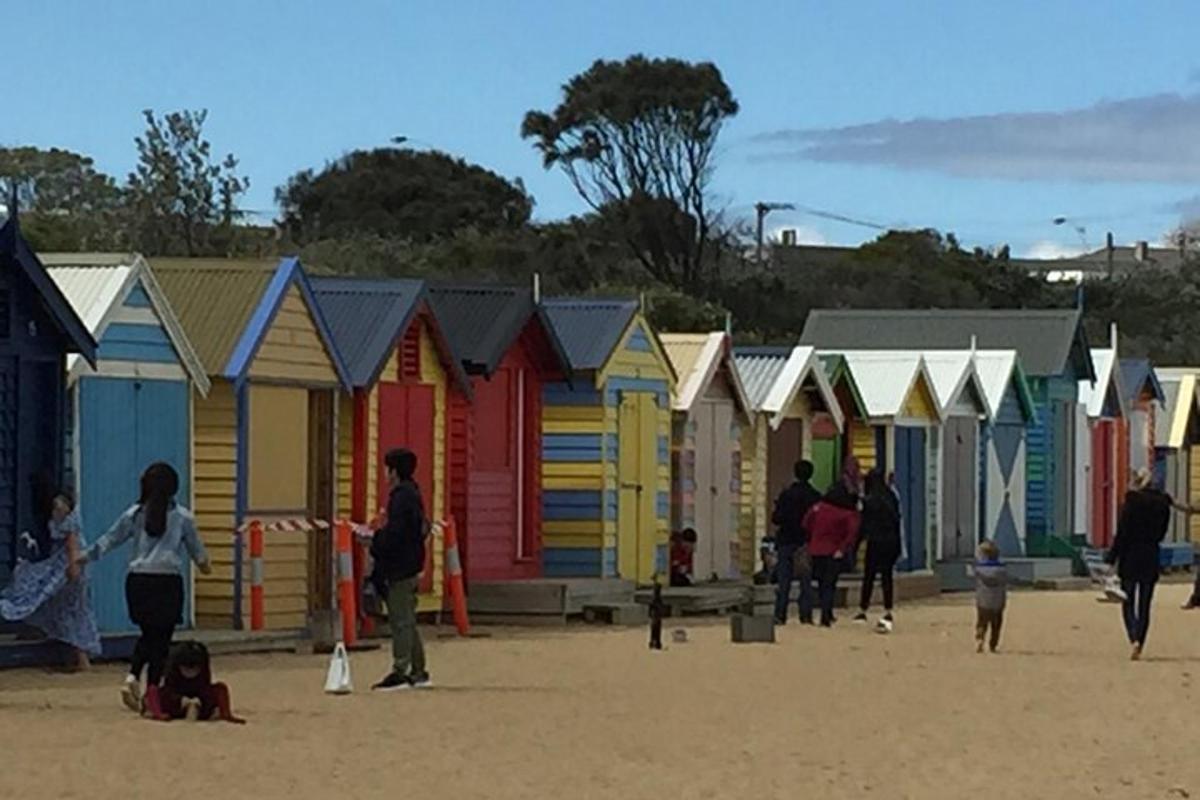 hópur fólks stendur fyrir framan litríkar strandskálar