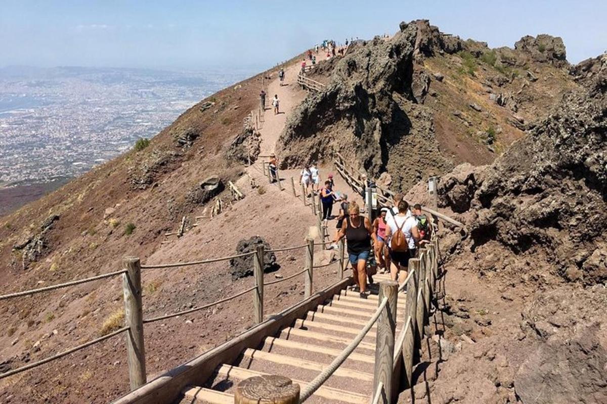 un gruppo di persone che camminano su una montagna