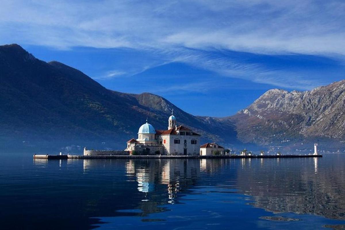un edificio su un'isola in mezzo all'acqua