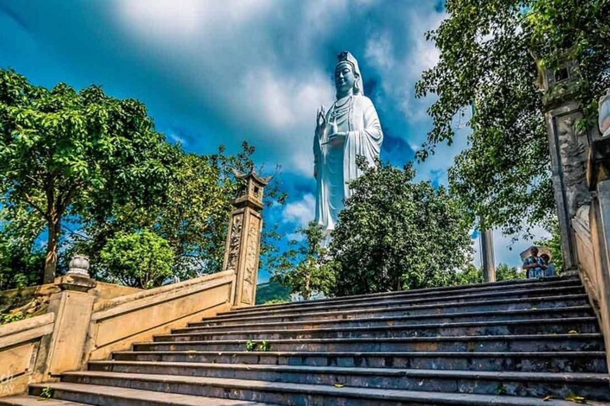 계단 위에 서 있는 남자의 동상