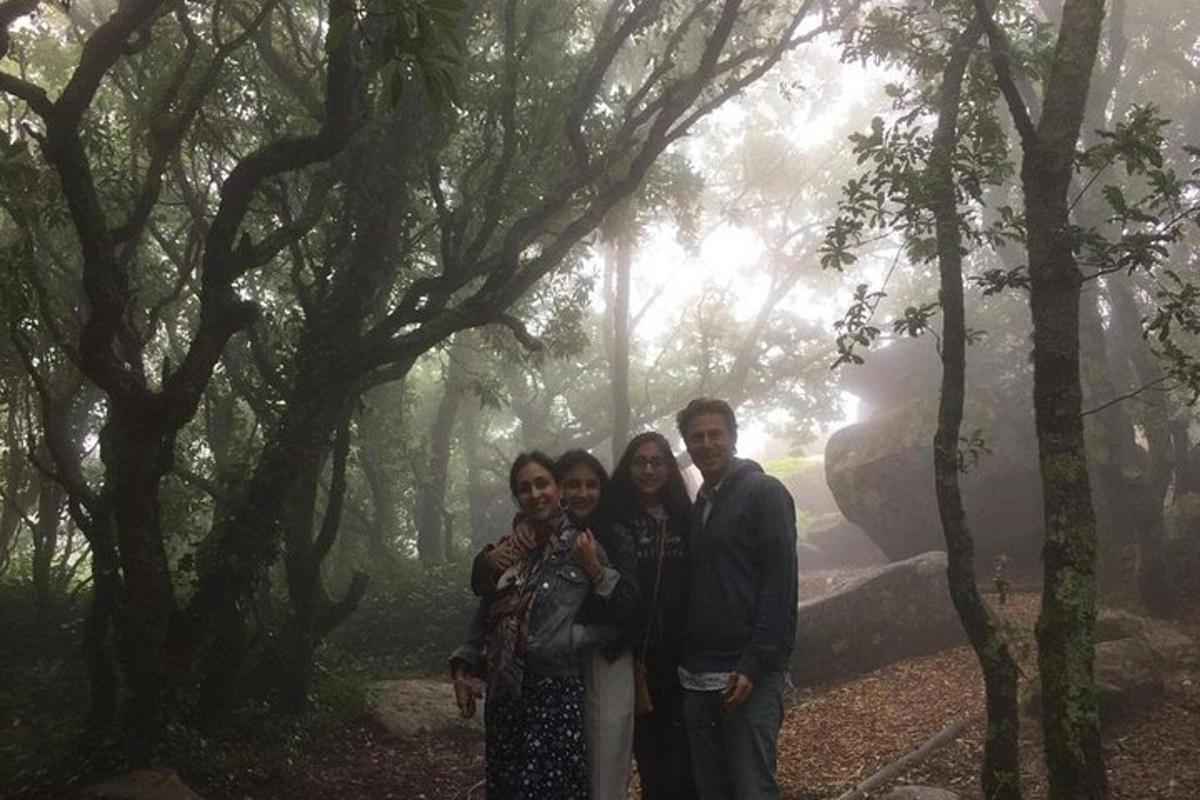 een groep van drie mensen die in een mistig bos staan