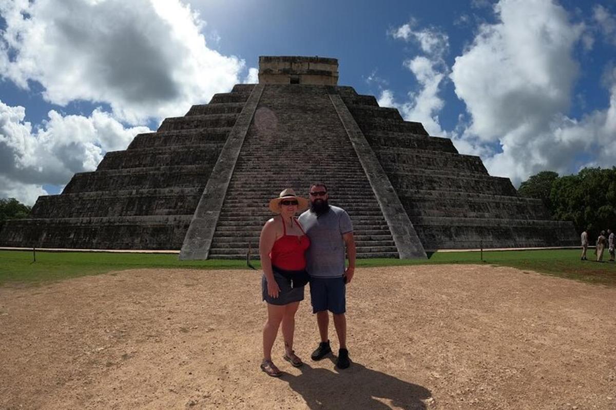 muškarac i žena stoje ispred piramide