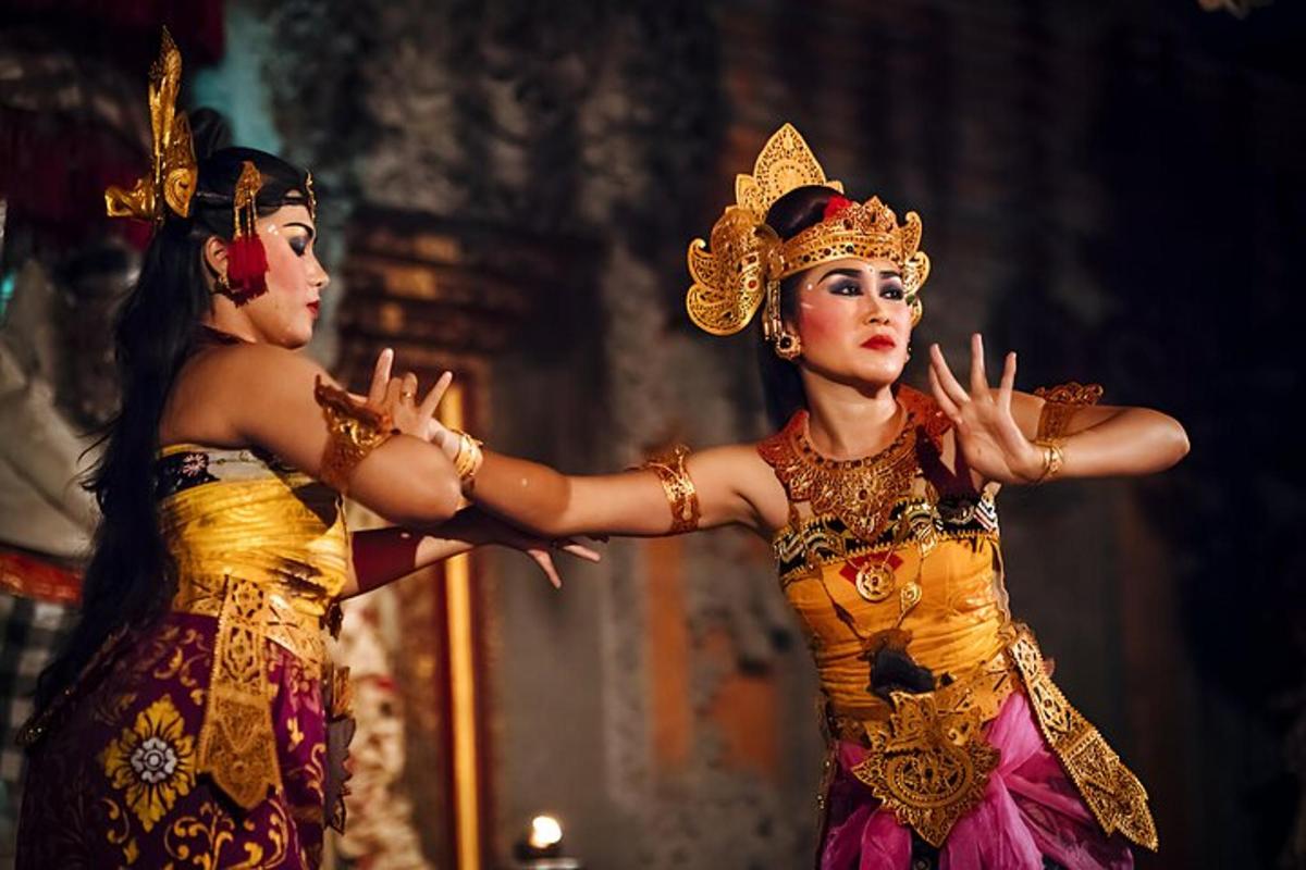 dua wanita berkostum di atas pentas dalam persembahan