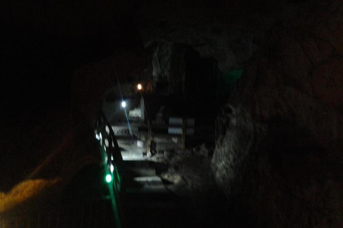 uma vista de uma rua à noite com luzes verdes