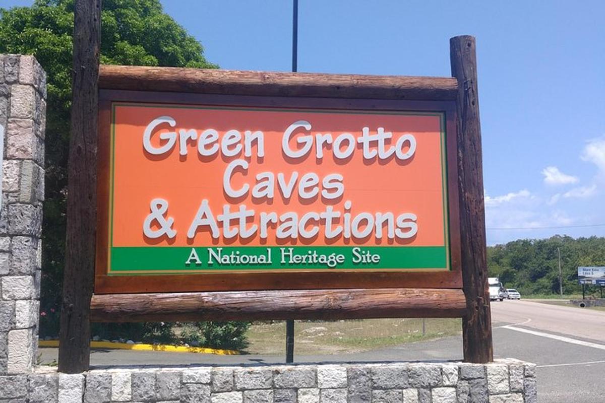 uma placa para cavernas e atrações verdes de Croota